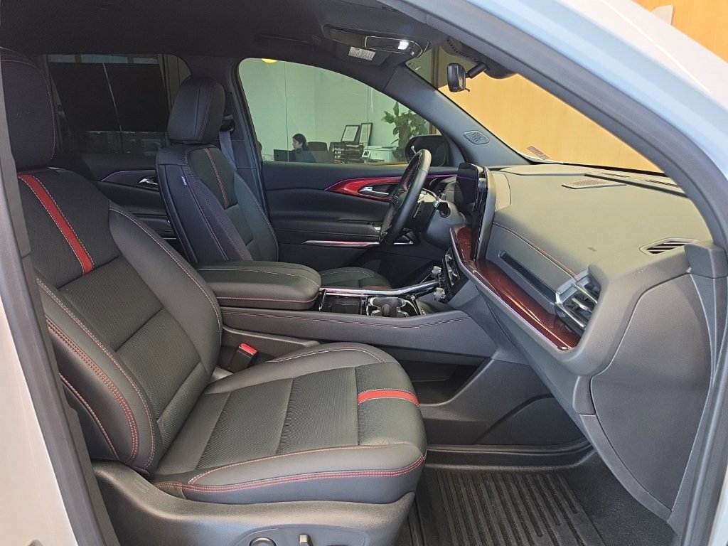 Used 2025 Chevrolet Traverse RS w/ LPO, Floor Liner Package FWD image 58