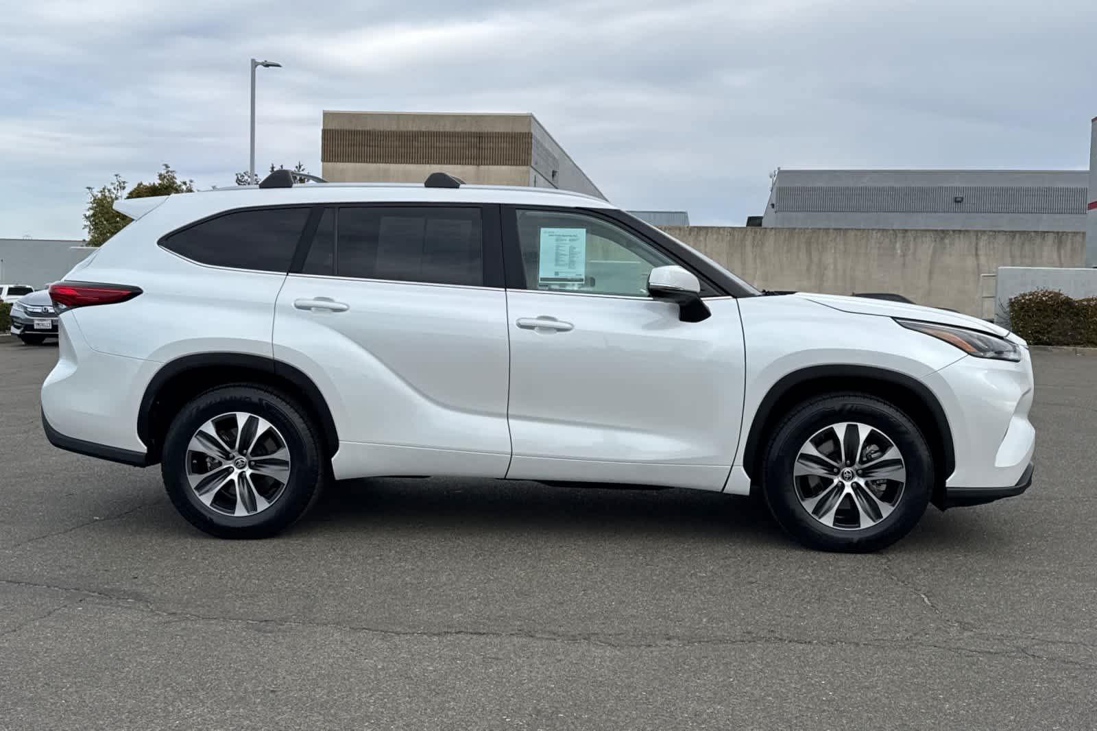 Used 2023 Toyota Highlander XLE FWD image 6
