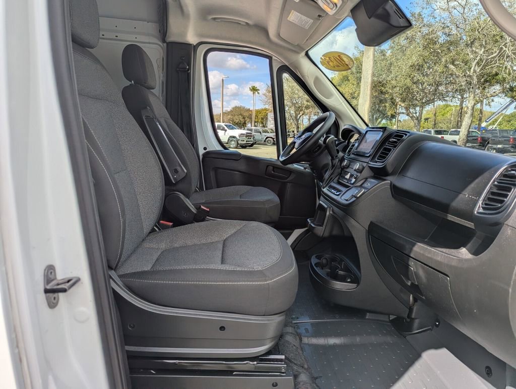 Used 2025 RAM ProMaster 2500 w/ Convenience Group image 32