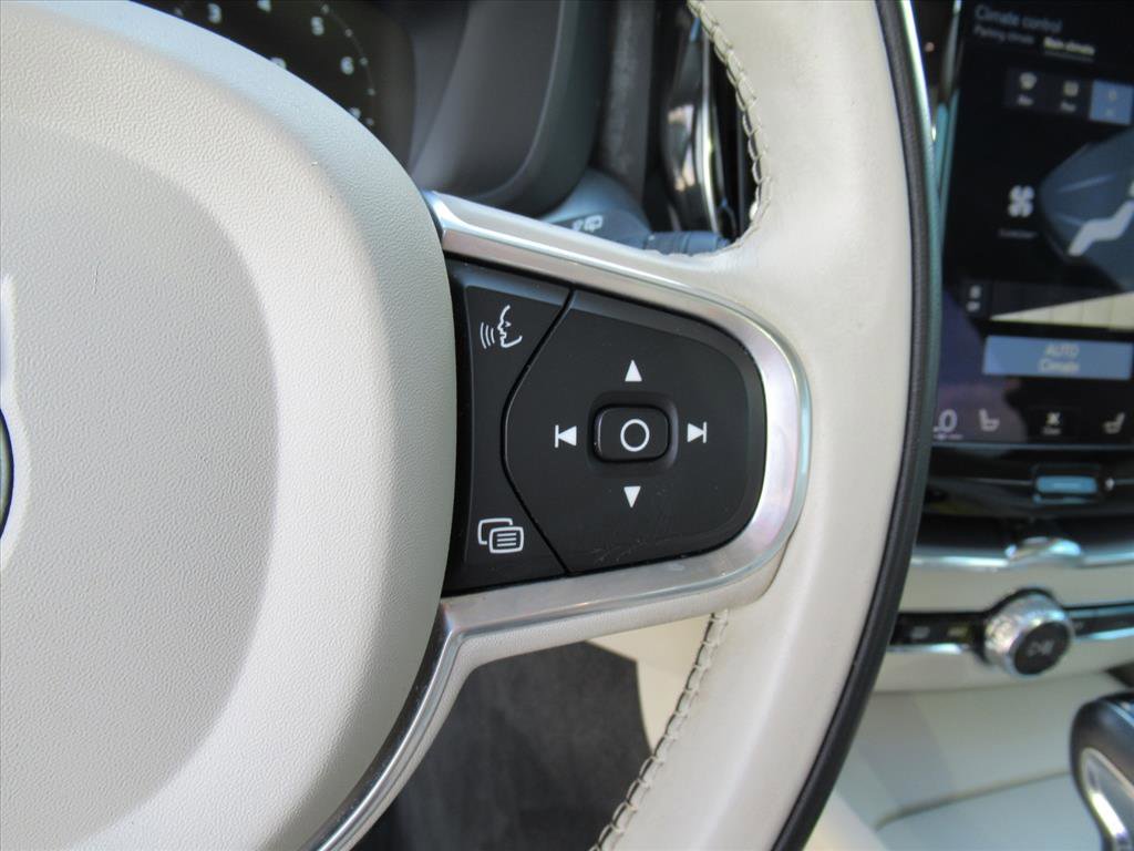 Used 2018 Volvo XC60 T6 Momentum w/ Convenience Package image 18