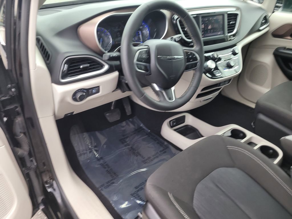 Used 2024 Chrysler Voyager LX image 17