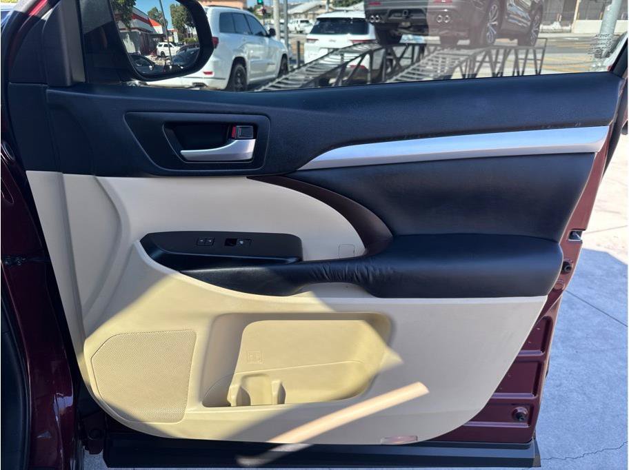 Used 2015 Toyota Highlander XLE AWD/4WD image 23