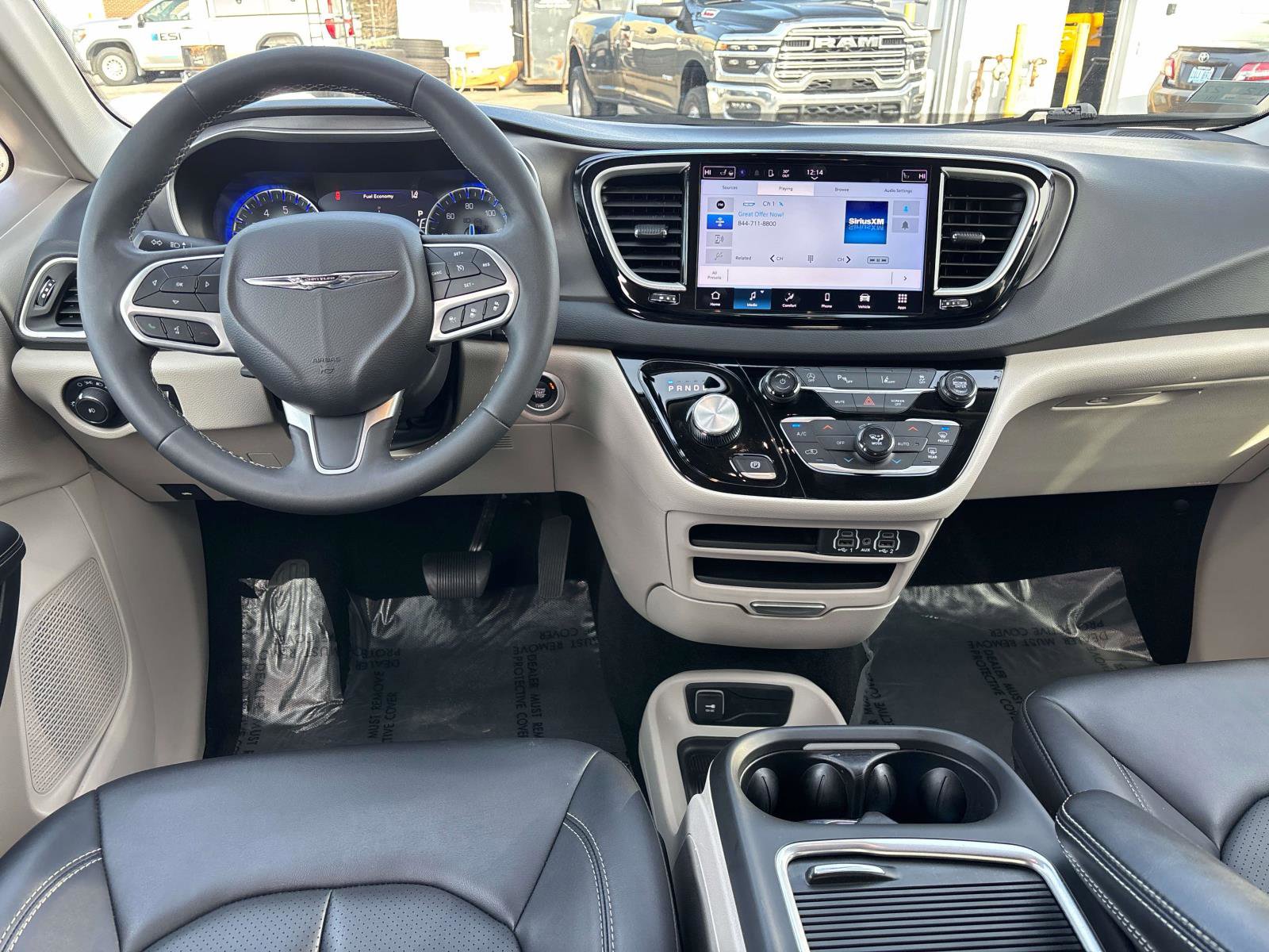 Used 2024 Chrysler Pacifica Touring-L FWD image 12