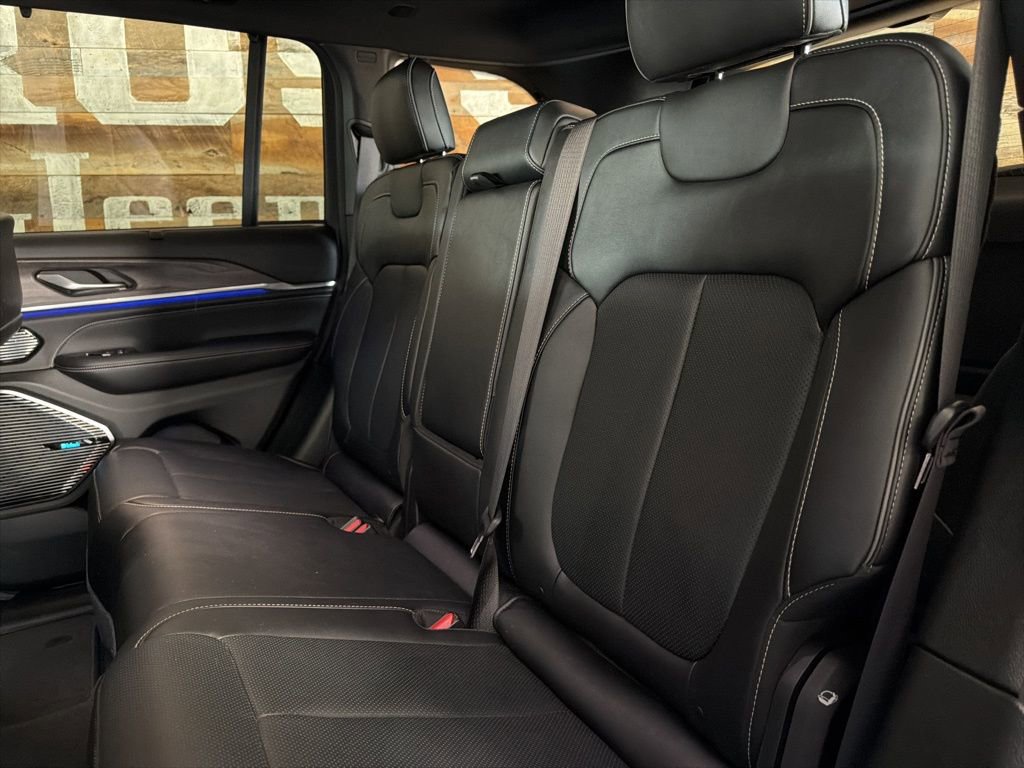 Used 2022 Jeep Grand Cherokee Overland w/ Luxury Tech Group IV image 23