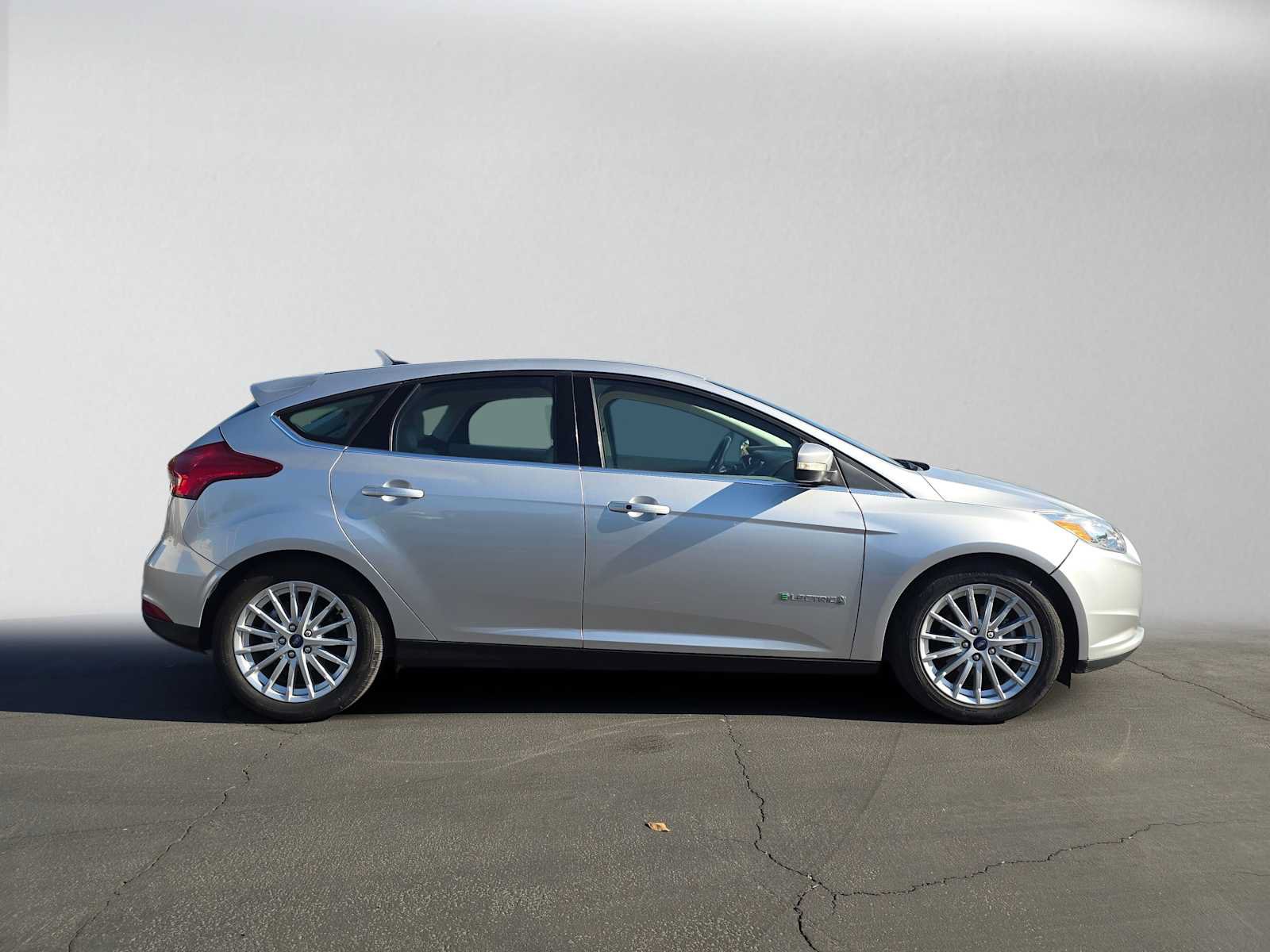 Used 2018 Ford Focus Electric Hatchback FWD image 2