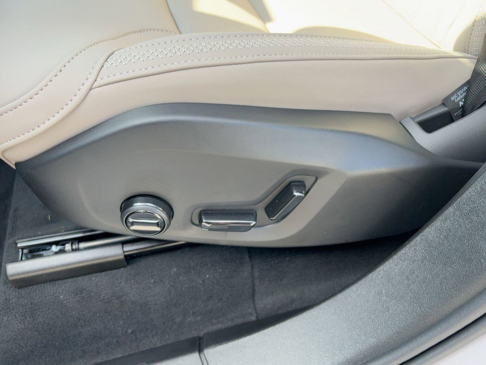 New 2026 Volvo XC90 B6 Plus w/ Protection Package Premier image 13