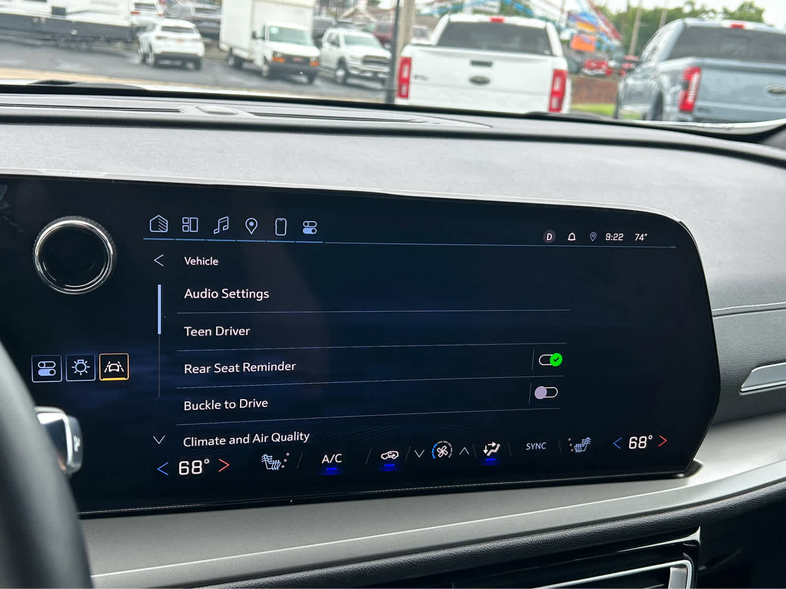 Used 2025 Chevrolet Traverse LT image 32