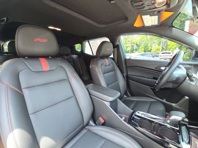 Used 2025 Chevrolet Trax RS w/ Sunroof Package FWD image 17