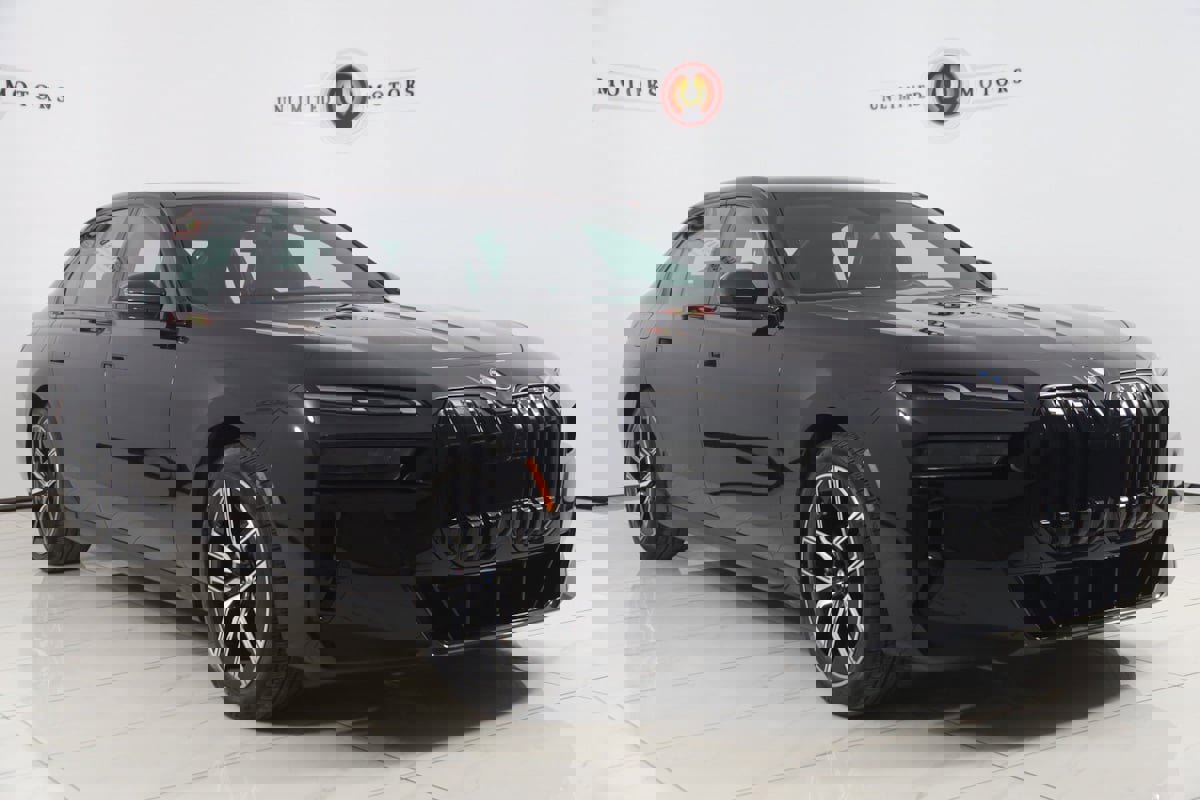 Used 2023 BMW 740i w/ Parking Assistance Package image 28