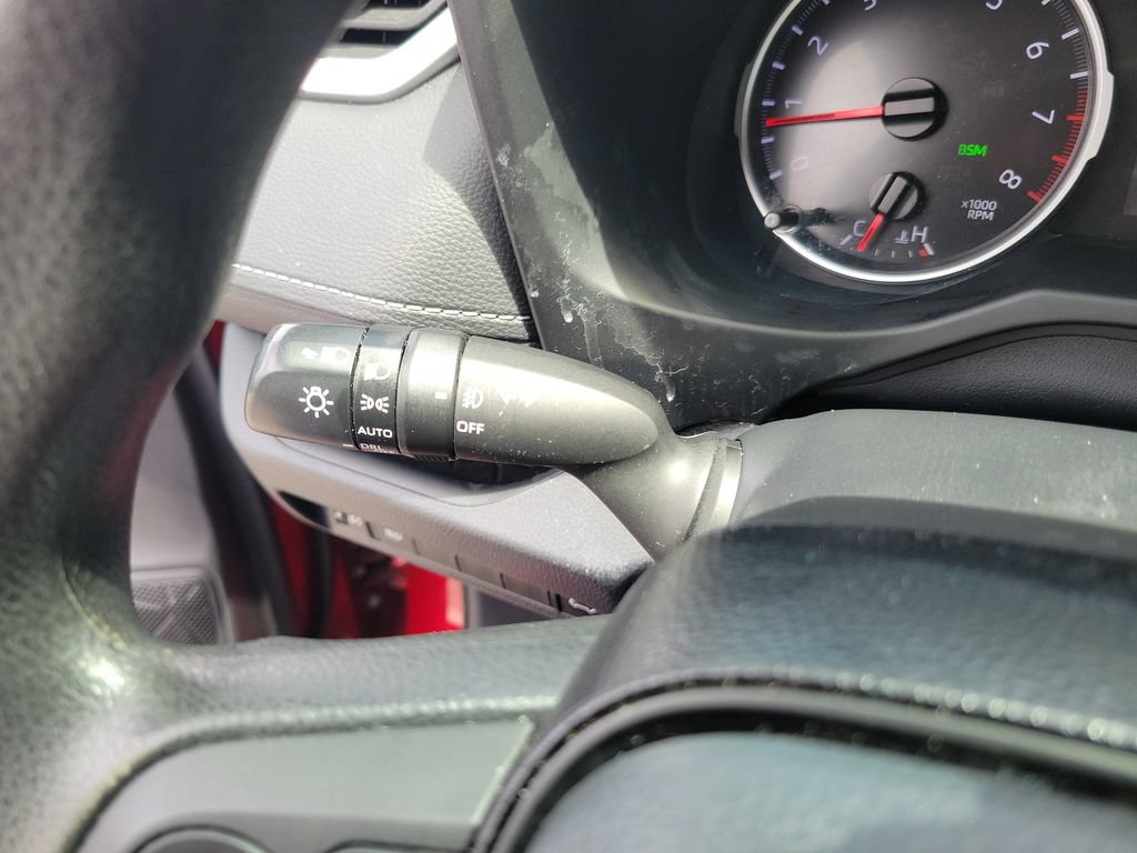 Used 2021 Toyota RAV4 XLE w/ Convenience Package FWD image 28