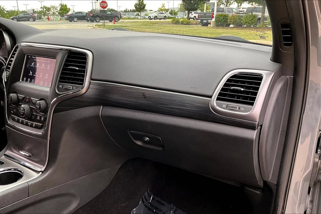 Used 2019 Jeep Grand Cherokee Laredo AWD/4WD image 26