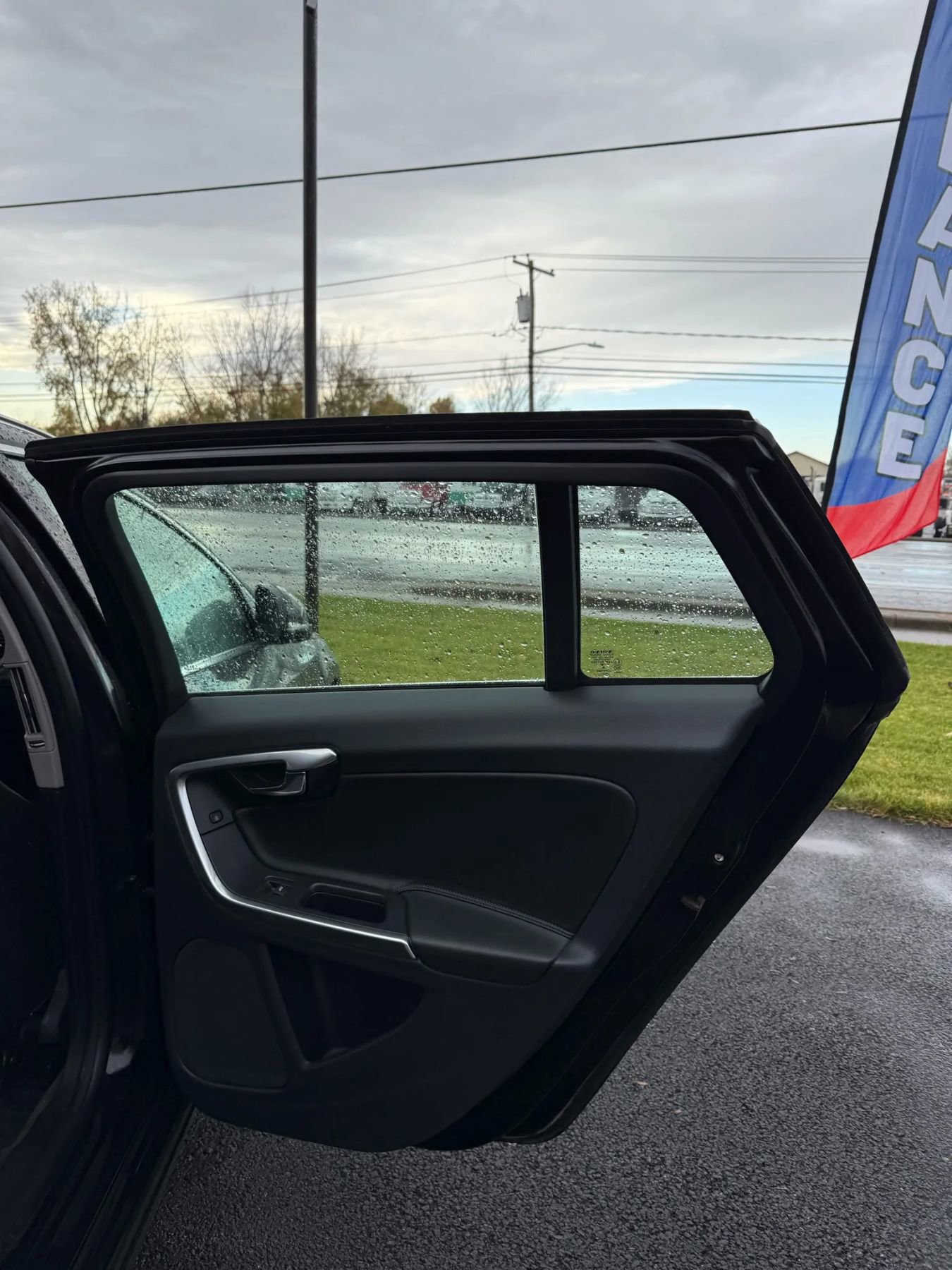 Used 2017 Volvo V60 T5 Premier w/ Convenience Package image 19