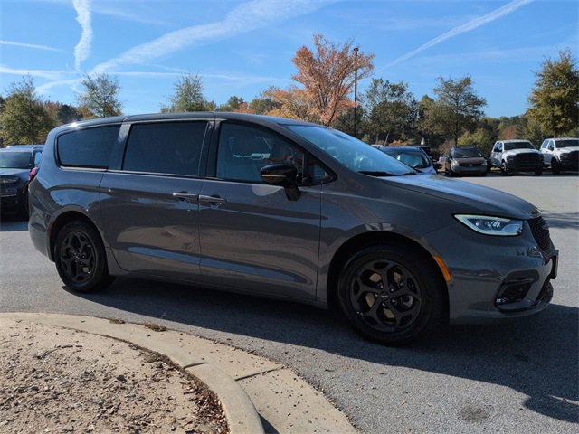 Used 2023 Chrysler Pacifica Limited w/ Uconnect Theater Family Group video 2