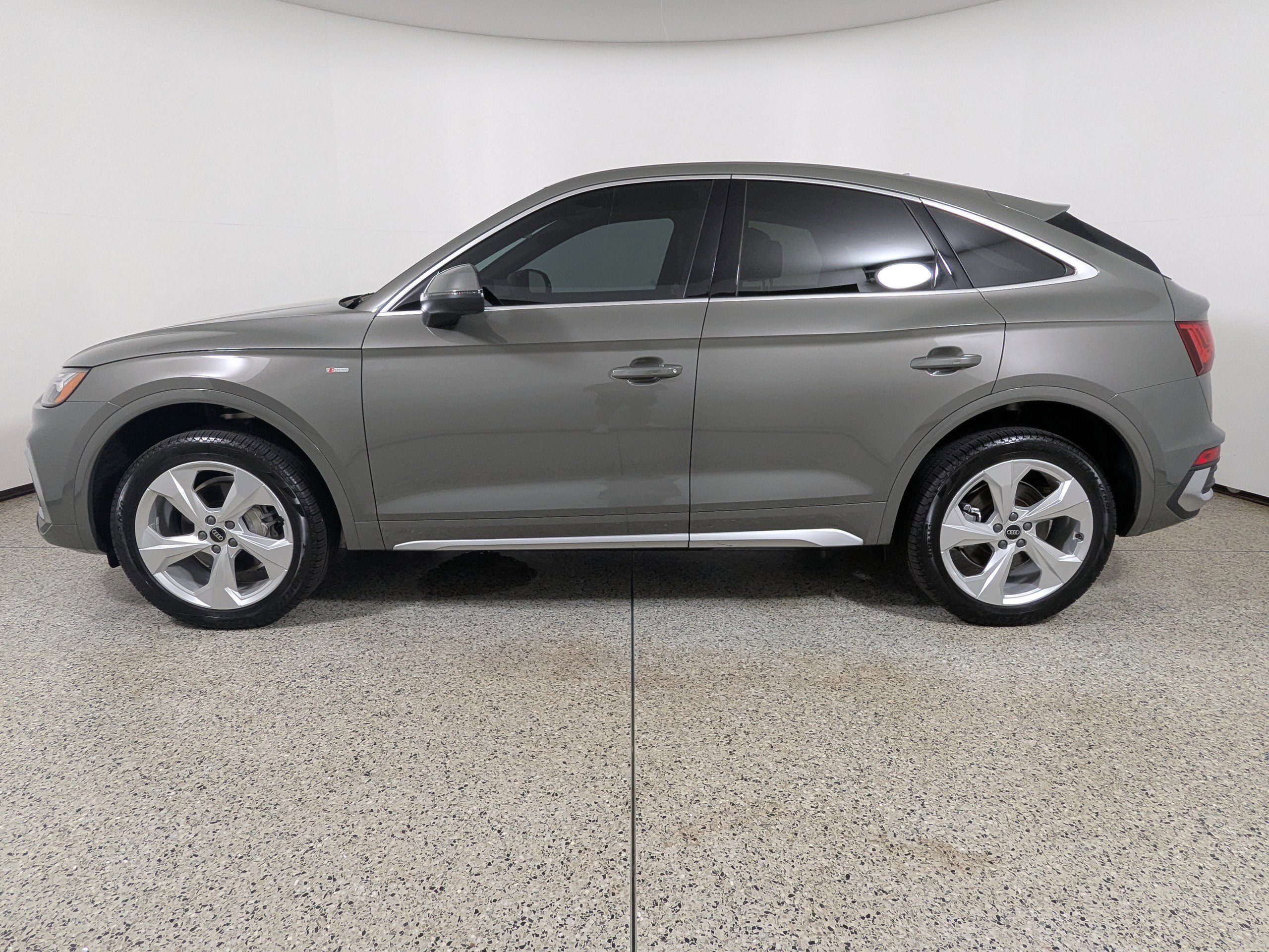 Certified 2025 Audi Q5 2.0T Premium Plus w/ Premium Plus Package image 4