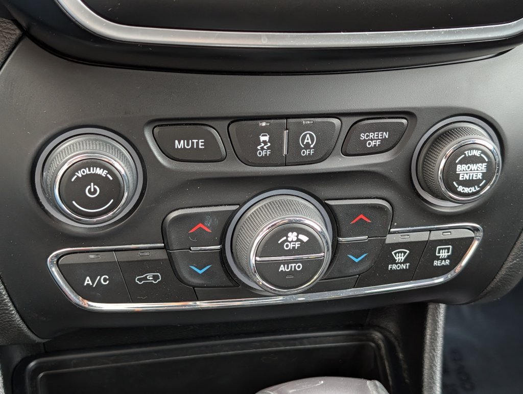Used 2019 Jeep Cherokee Latitude w/ Comfort & Convenience Group AWD/4WD image 21