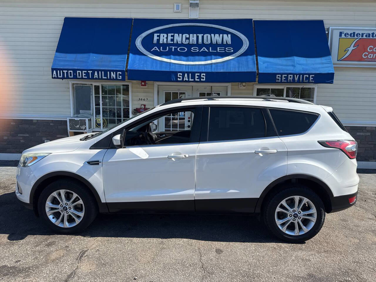 Used 2017 Ford Escape SE w/ SE Leather Comfort Package image 1