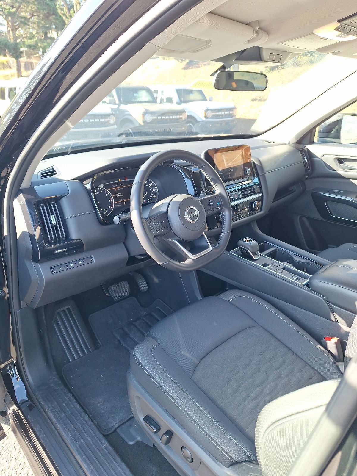 Used 2025 Nissan Pathfinder SV FWD image 9