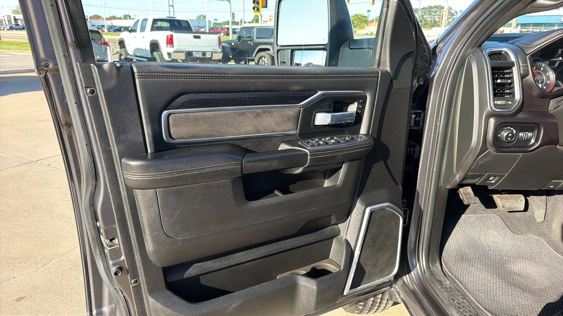Used 2023 RAM 3500 Laramie AWD/4WD image 56