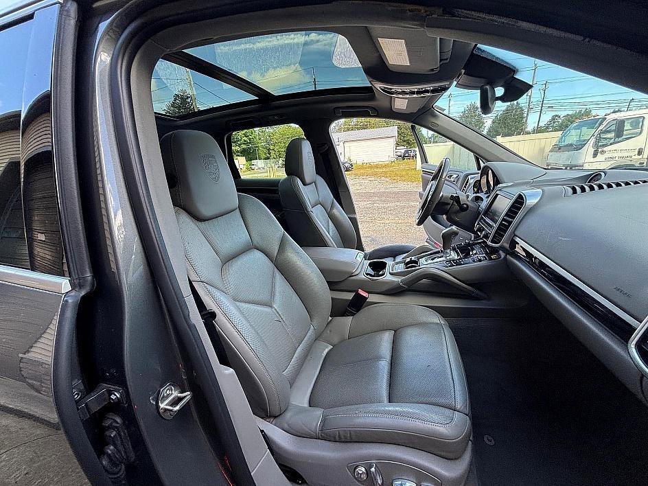 Used 2014 Porsche Cayenne Diesel Platinum Edition image 14