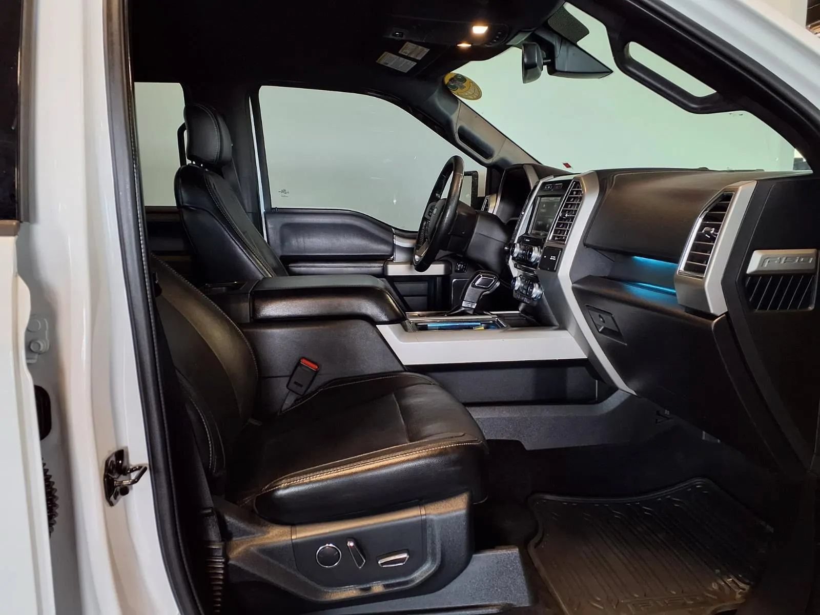Used 2015 Ford F150 Lariat w/ Equipment Group 502A Luxury AWD/4WD image 12