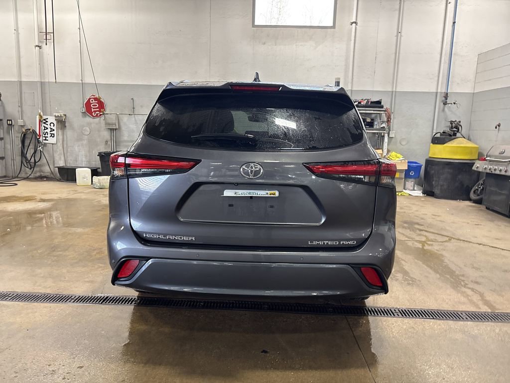 Used 2023 Toyota Highlander Limited image 4