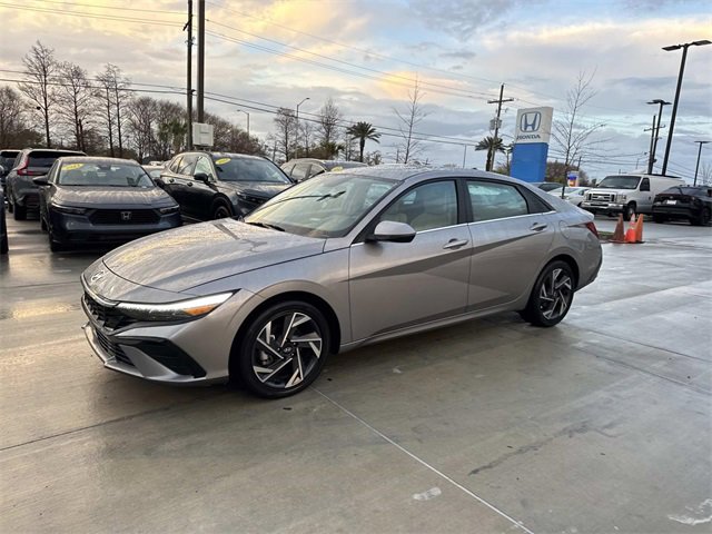 Used 2025 Hyundai Elantra Limited image 3