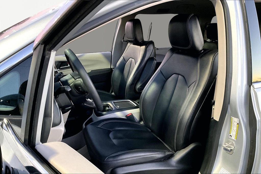 Used 2024 Chrysler Pacifica Touring-L image 15