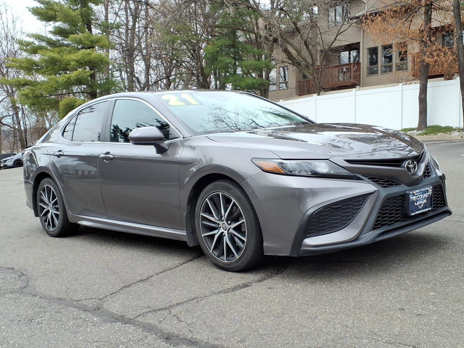 Used 2021 Toyota Camry SE image 1