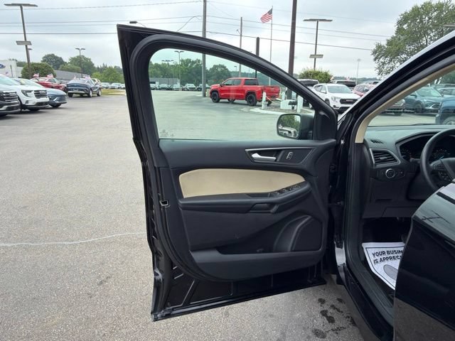 Used 2019 Ford Edge SE FWD image 12