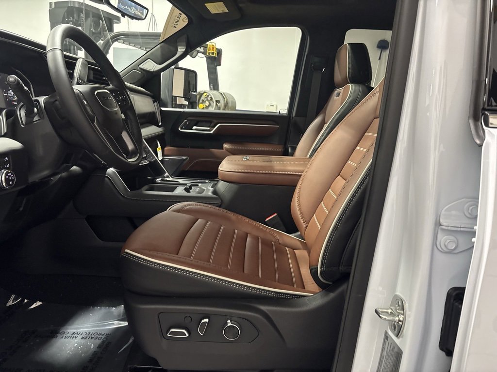 New 2026 GMC Sierra 3500 Denali Ultimate w/ LPO, Black Badging Package image 28