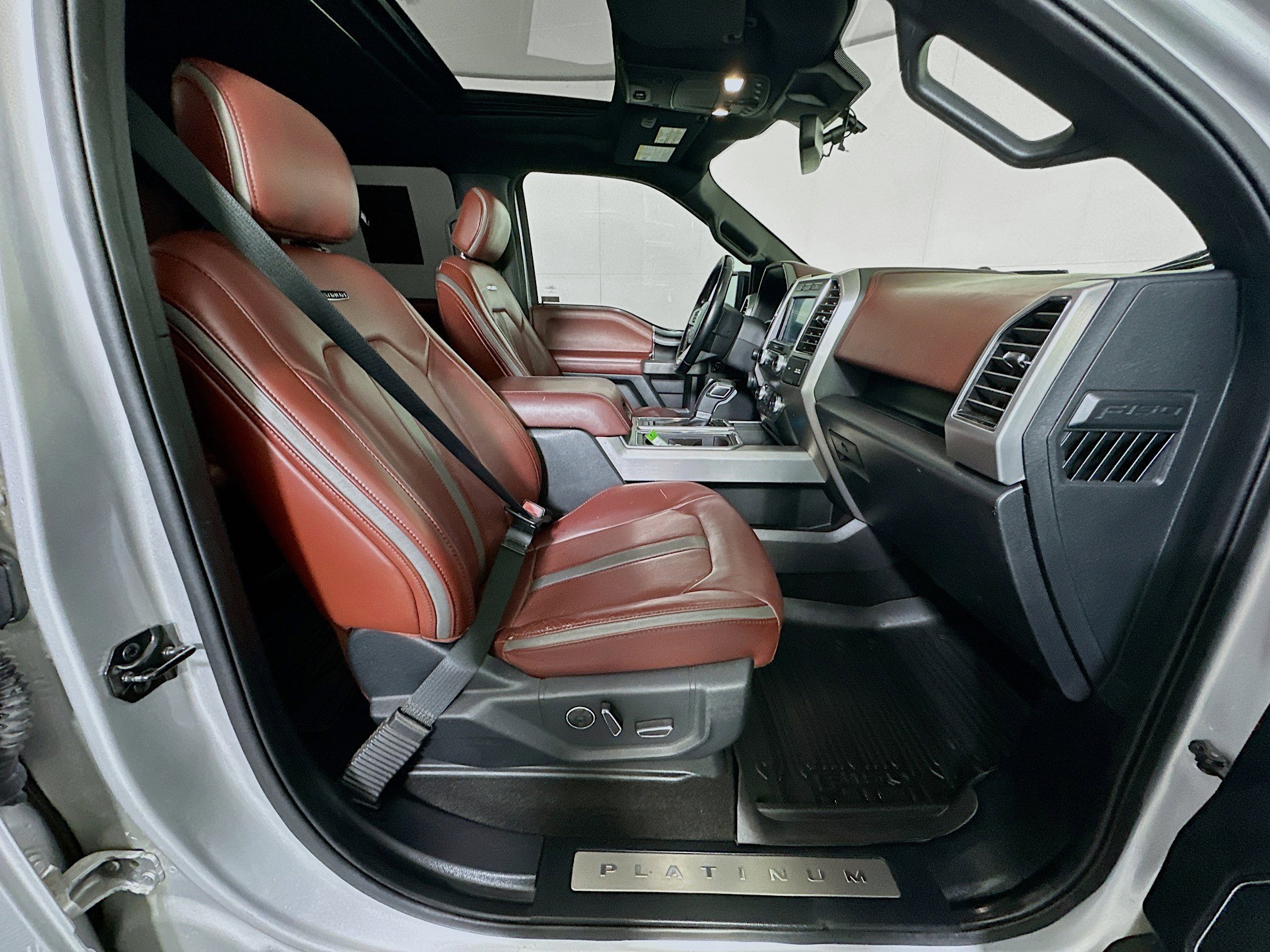 Used 2019 Ford F150 Platinum w/ Equipment Group 701A Luxury AWD/4WD image 31