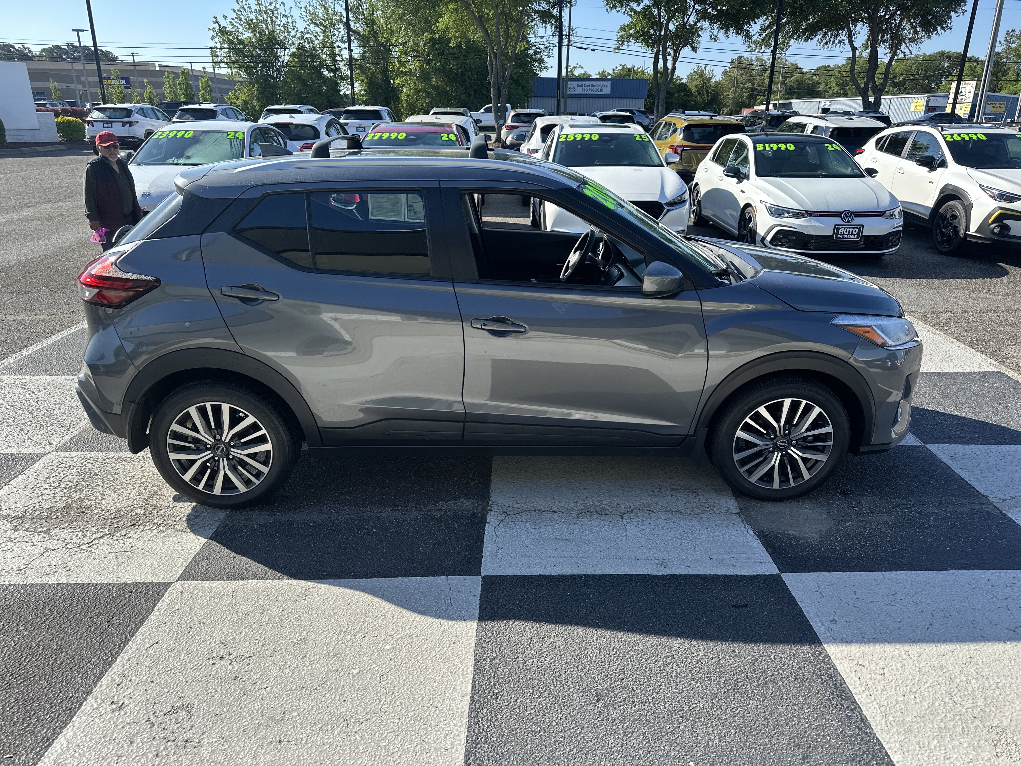 Used 2024 Nissan Kicks SV w/ Interior Electronics Package FWD image 3