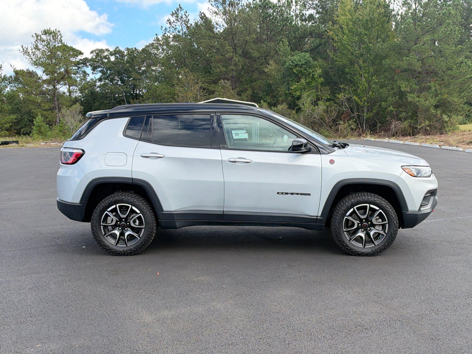 Used 2025 Jeep Compass Trailhawk w/ Trailhawk Convenience Group AWD/4WD image 4