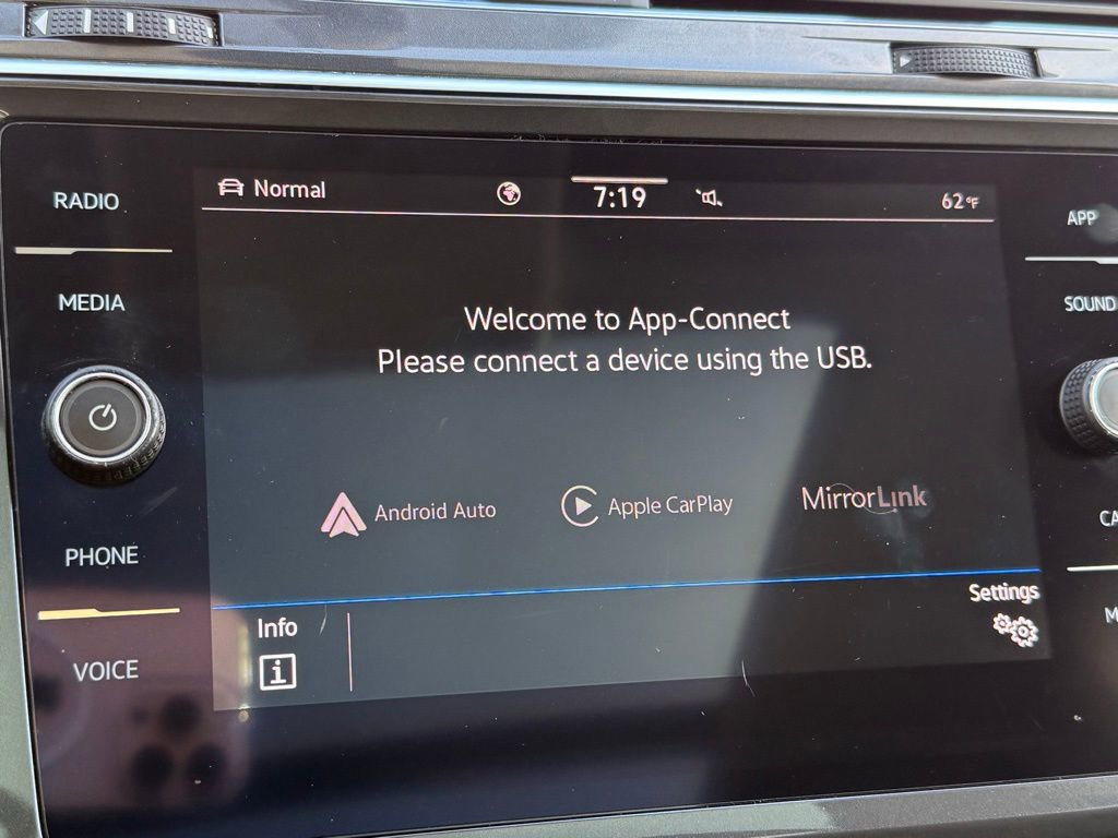 Used 2021 Volkswagen Tiguan SE w/ Panoramic Sunroof Package image 18