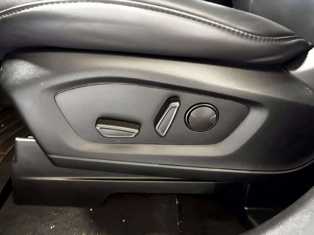 Used 2023 Ford Explorer XLT w/ Equipment Group 202A RWD image 9