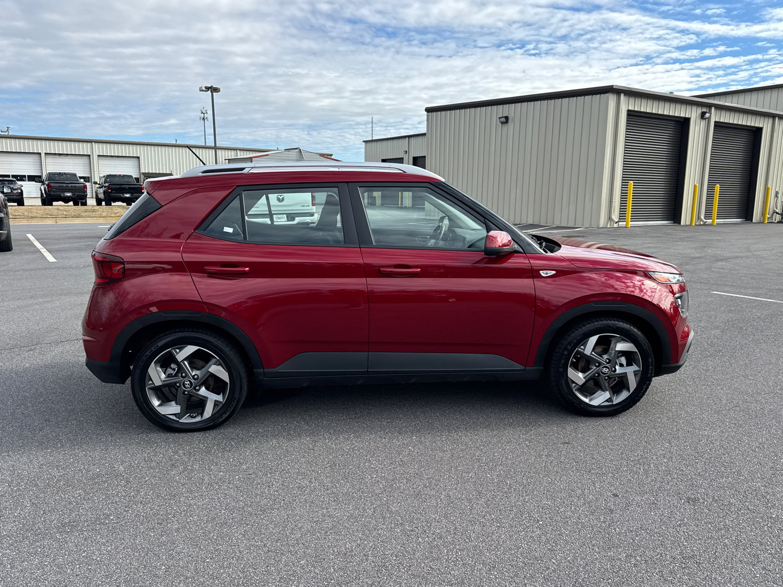 Used 2025 Hyundai Venue SEL image 4