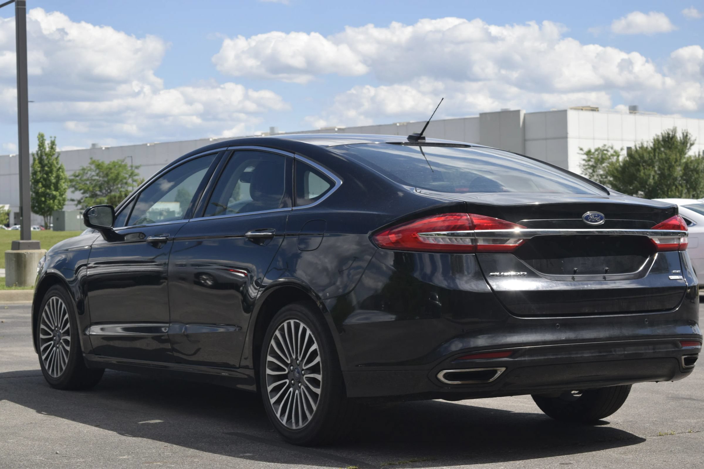 Used 2017 Ford Fusion SE w/ Fusion SE Technology Package AWD/4WD image 2