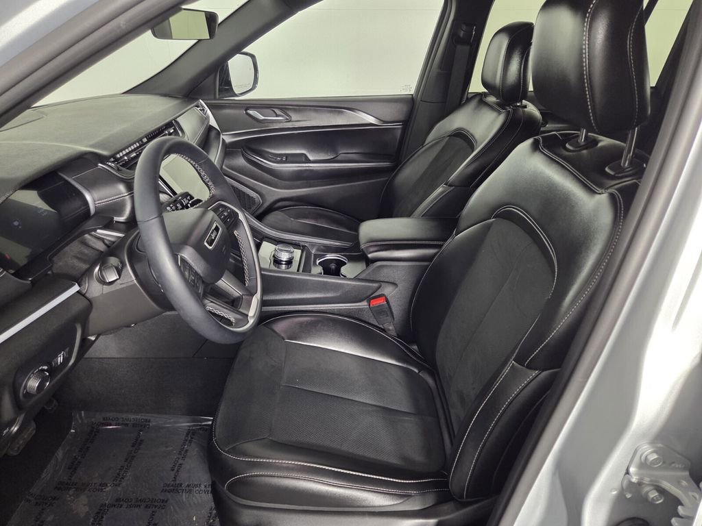Certified 2025 Jeep Grand Cherokee Altitude image 12