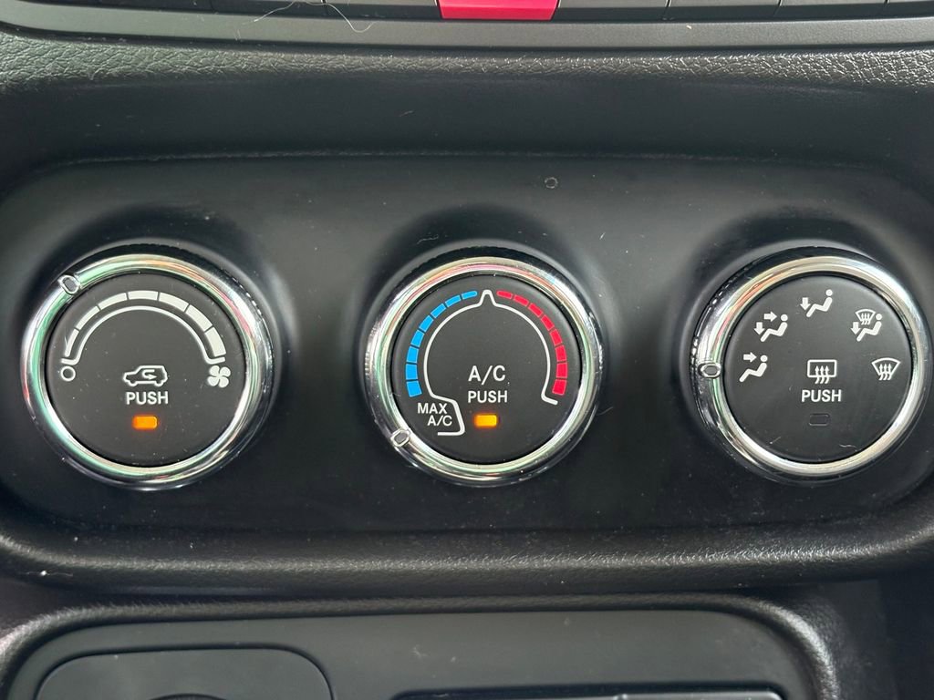 Used 2015 Jeep Renegade Latitude AWD/4WD image 24