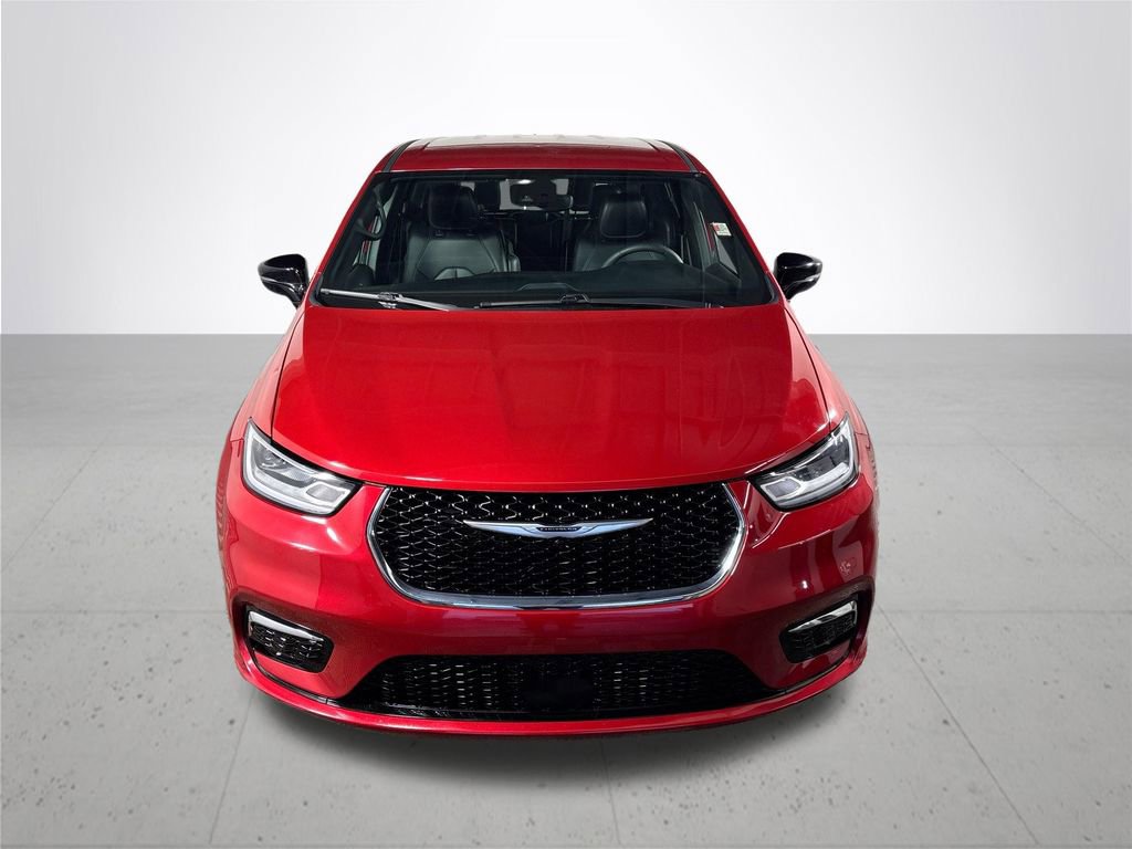 Used 2025 Chrysler Pacifica Select image 3