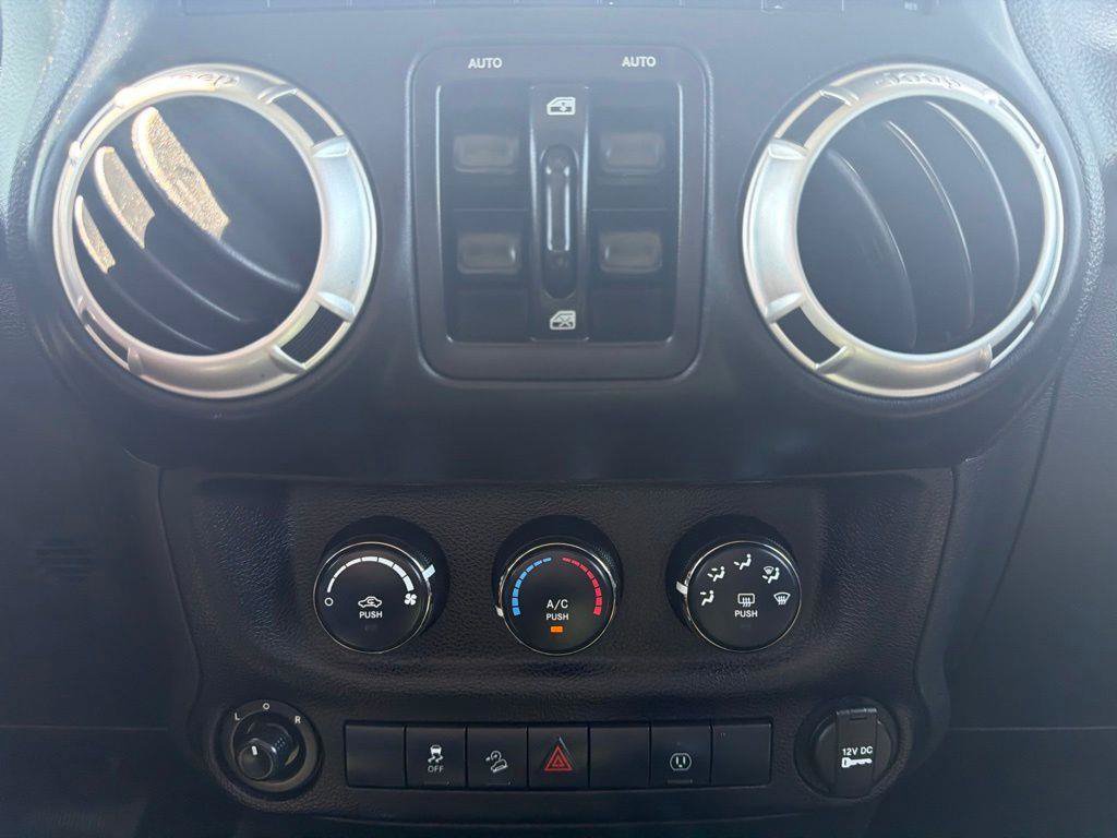 Used 2017 Jeep Wrangler Unlimited Sahara AWD/4WD image 31