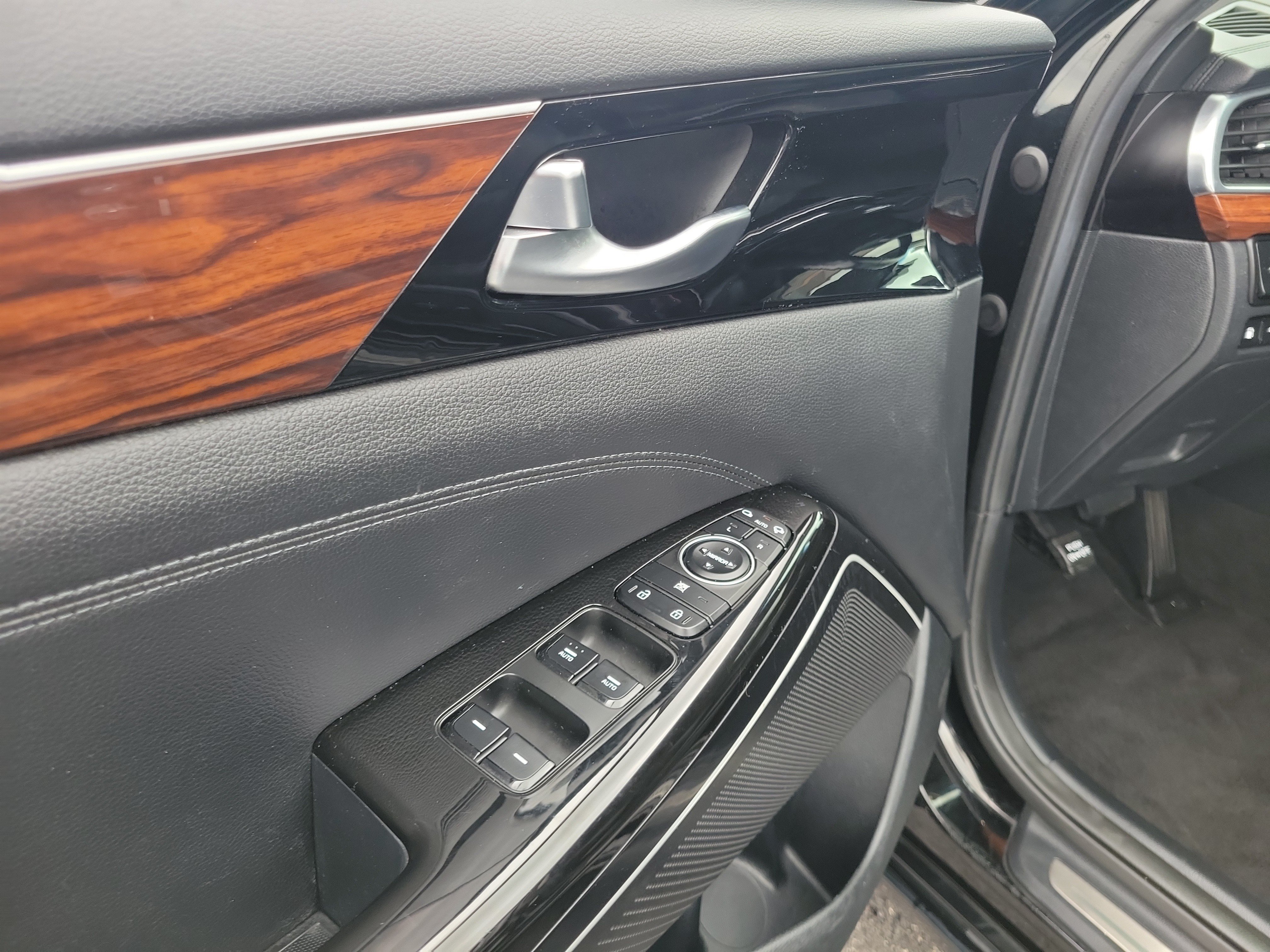 Used 2019 Kia Cadenza Premium FWD image 18