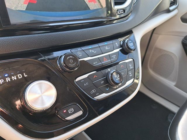 Used 2023 Chrysler Pacifica Touring-L FWD image 15