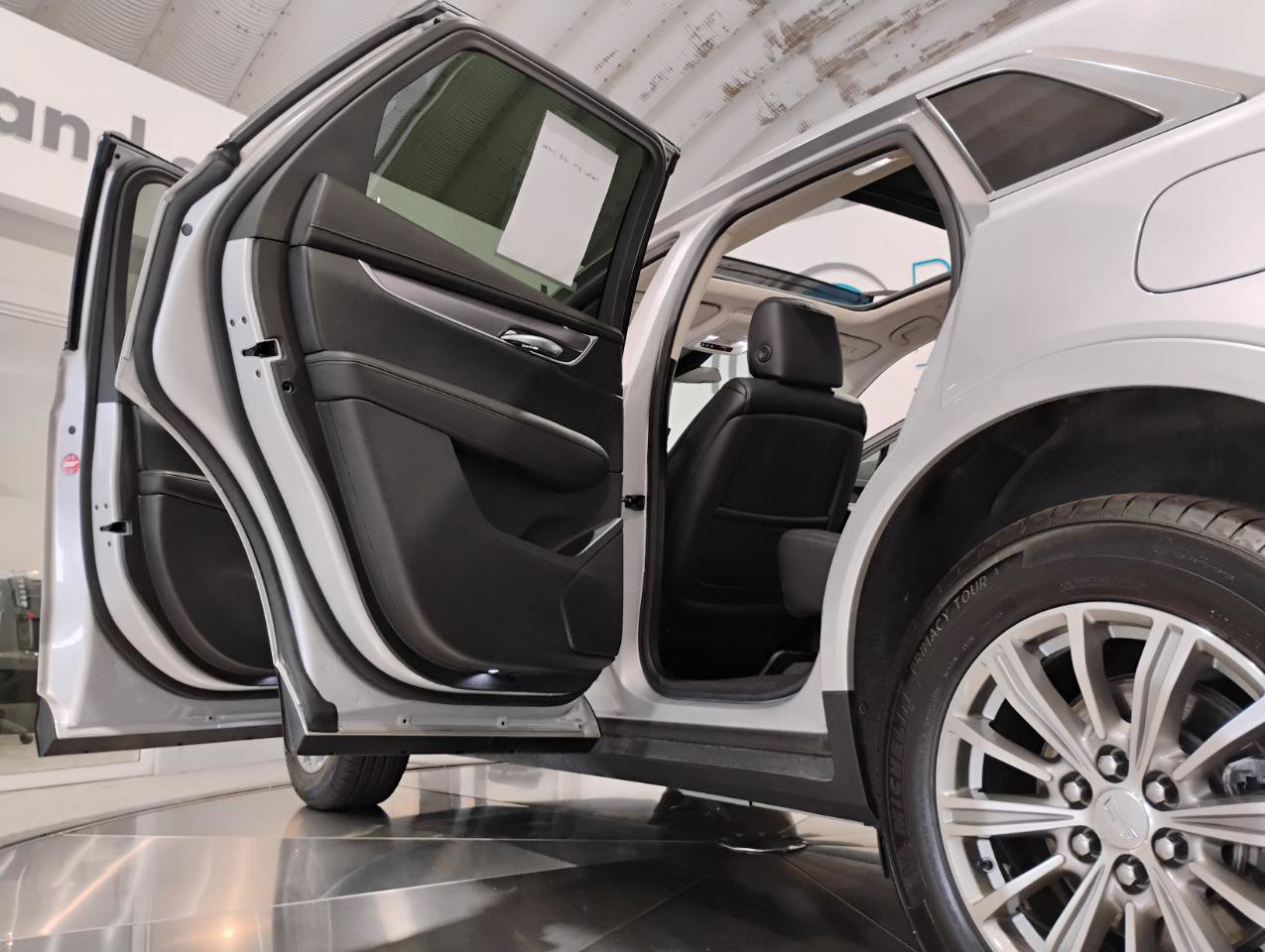 Used 2018 Cadillac XT5 Luxury w/ Driver Awareness Package image 10