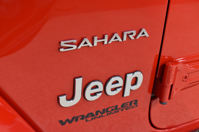 Used 2022 Jeep Wrangler Unlimited Sahara w/ Dual Top Group AWD/4WD image 32