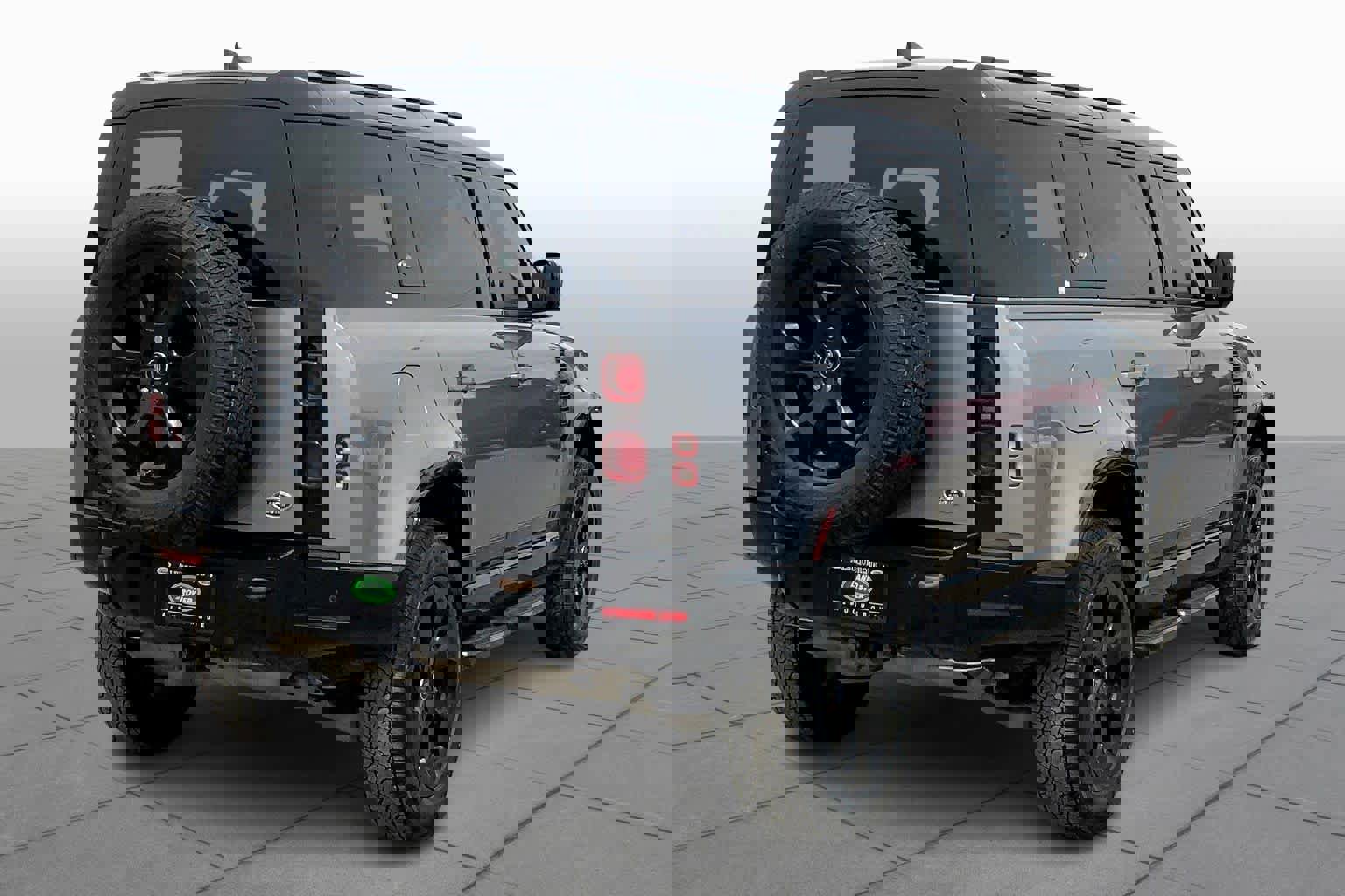 Used 2023 Land Rover Defender 110 X-Dynamic SE image 12