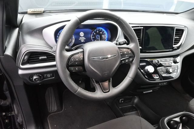 Used 2024 Chrysler Pacifica Touring FWD image 24