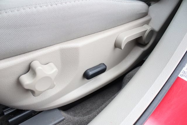 Used 2010 Ford Fusion SE FWD image 3