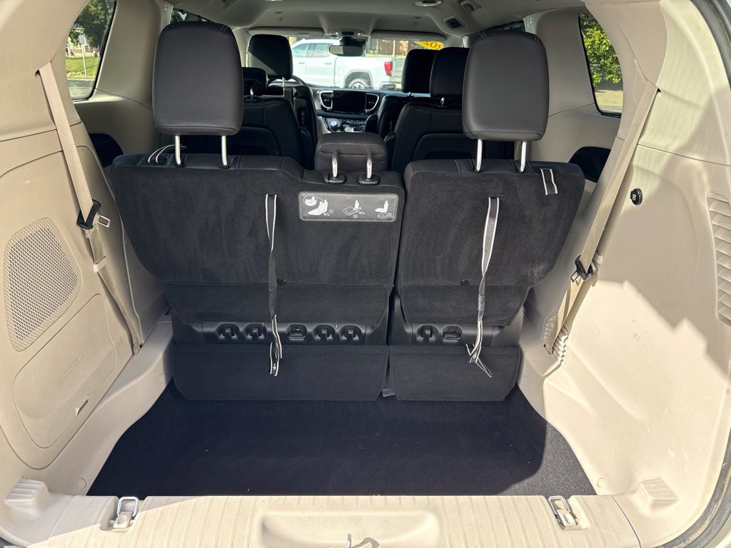 Used 2021 Chrysler Pacifica Touring-L w/ Uconnect Theater Family Group AWD/4WD image 8