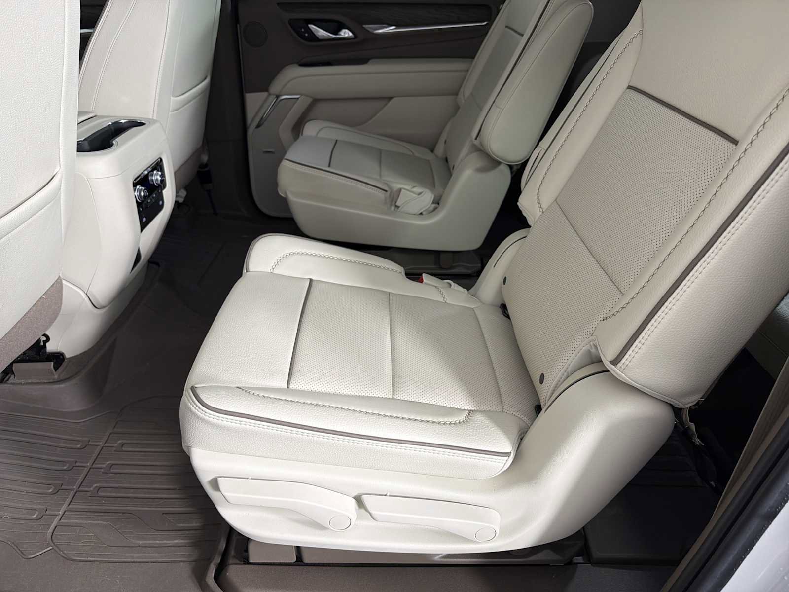Used 2023 GMC Yukon XL Denali AWD/4WD image 22